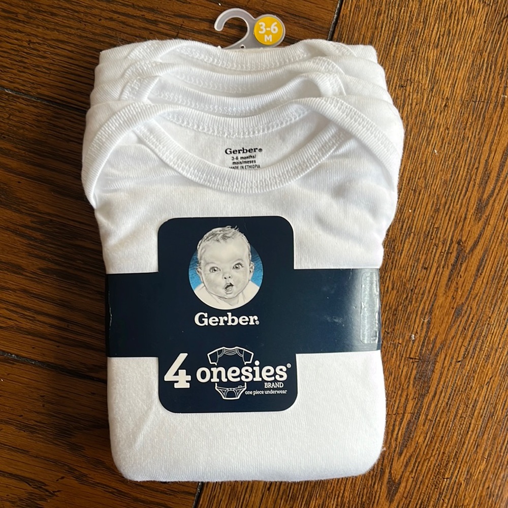 Gerber white shortsleeved onesies 4-pack. NEW
